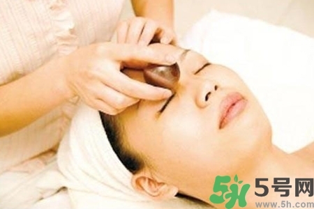 面部刮痧用什么精油好？面部精油刮痧有什么好處？