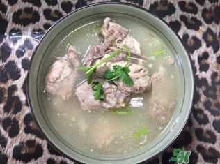煮排骨用涼水還是熱水？燉排骨用熱水好還是涼水好？
