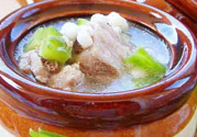 排骨湯為什么是白色的？排骨湯怎么熬成乳白色的？