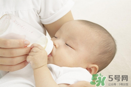 寶寶第一口輔食吃什么最好？寶寶第一口輔食怎么吃？