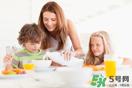 父母?jìng)€(gè)子不高孩子能長(zhǎng)高嗎？父母都矮孩子一定矮嗎？