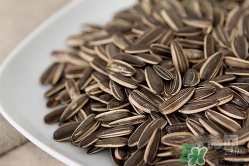 南瓜子和葵花籽哪個(gè)好？南瓜子和葵花籽區(qū)別？