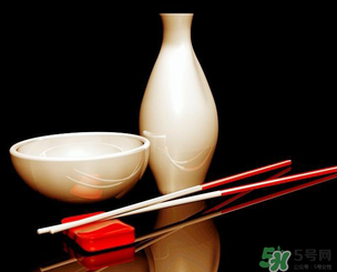 白酒可以帶上飛機嗎？飛機可以托運白酒嗎？