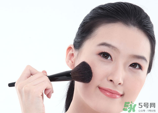 冬天化妝起皮怎么辦？冬天化妝臉干怎么辦？