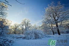 下雪適合穿什么衣服？下雪穿什么衣服保暖？