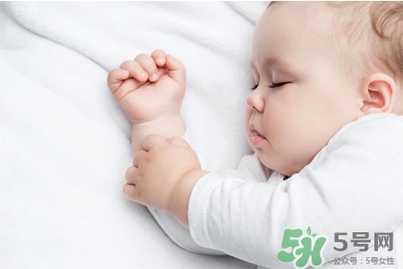 寶寶可以穿毛衣嗎？千萬別給寶寶穿高領(lǐng)毛衣