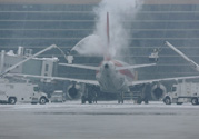 下雪天飛機能起飛嗎？下雪天飛機可以降落嗎？