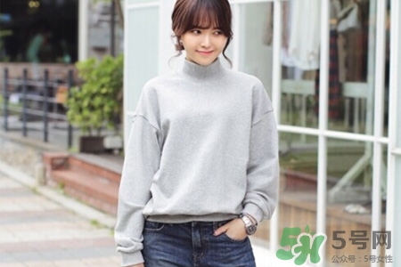 冬天衛(wèi)衣里面穿什么？套頭衛(wèi)衣里面還穿衣服么？