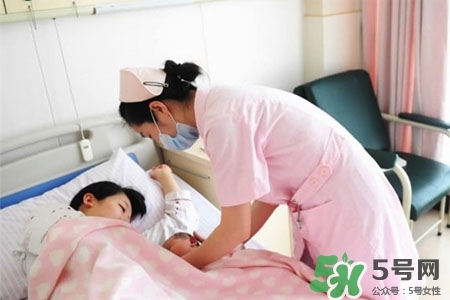冬天哺乳穿什么？冬天哺乳期穿什么衣服喂奶好？