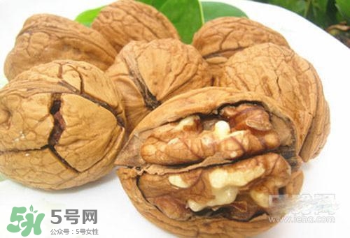 松子和核桃哪個營養(yǎng)價值更高？松子和核桃哪個更容易發(fā)胖？