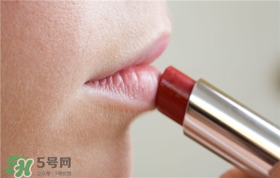 防曬唇膏要卸妝嗎？防曬唇膏晚上可以用嗎？