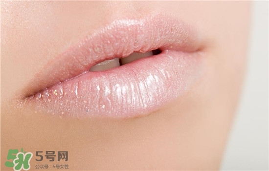 防曬唇膏要卸妝嗎？防曬唇膏晚上可以用嗎？
