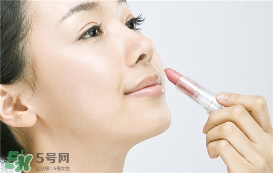 防曬唇膏要卸妝嗎？防曬唇膏晚上可以用嗎？