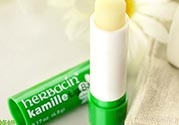 小甘菊唇膏小孩能用嗎？herbacin賀本清小甘菊唇膏小孩可以用嗎？