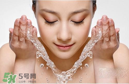 封閉性粉刺用什么洗臉？封閉性粉刺怎么洗臉？