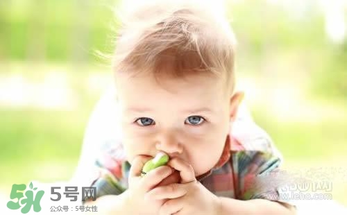 寶寶喜歡咬下嘴唇是怎么回事？寶寶喜歡咬下嘴唇怎么辦？