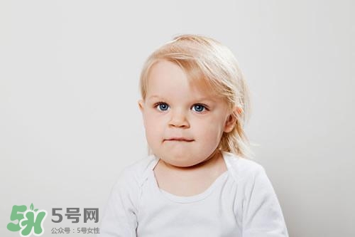 寶寶喜歡咬下嘴唇是怎么回事？寶寶喜歡咬下嘴唇怎么辦？