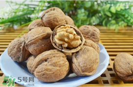 核桃皮發(fā)黑是怎么回事？核桃皮是黑色的能吃嗎？