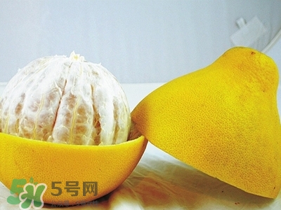 柚子皮可以去除車(chē)?yán)锂愇秵?柚子皮去異味的原理