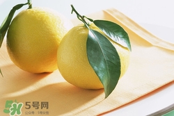 柚子皮可以去除車(chē)?yán)锂愇秵?柚子皮去異味的原理