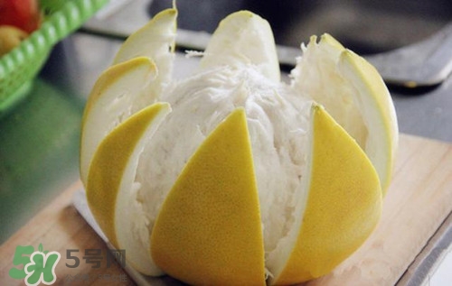 柚子皮可以去除車(chē)?yán)锂愇秵?柚子皮去異味的原理
