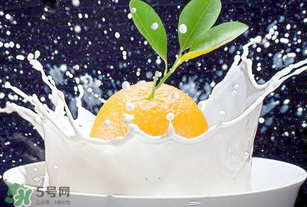 吃完橙子可以喝牛奶嗎？吃完橙子多久能喝牛奶？
