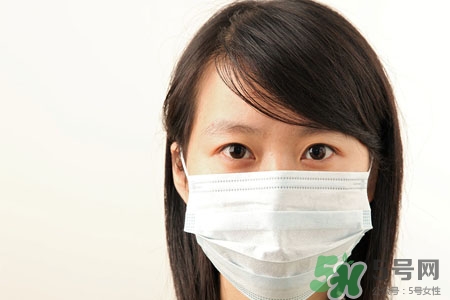口臭掛什么科室？口臭去哪個科看?。?></p><h5>4、耳鼻喉科疾?。罕乔划愇镆鸬目诔簦喟l(fā)生于兒童，常見的鼻腔異物如小玩具、花生米、豆粒等誤入鼻孔，引發(fā)腐爛和感染，導(dǎo)致口腔或鼻腔的異味。一些老年性口腔鼻腔異味，大多由萎縮性炎癥引起。</h5><h5>5、腎臟疾?。寒?dāng)腎功能受損時，出現(xiàn)毒素的積累，嗅到蘋果樣酸味，是一個危險的信號，應(yīng)引起足夠的警惕。</h5><h5>6、口腔科疾?。耗芤鹂诔舻目谇豢瞥Ｒ娂膊∪绮粷嵭匝例l炎、牙周炎。</h5><h5>7、呼吸科疾病：肺膿腫患者常出現(xiàn)腐酸性口臭、惡臭。此外，肺結(jié)核咯血、支氣管擴(kuò)張咯血者常出現(xiàn)血腥味口臭，晚期肺癌患者常在呼氣時口腔出現(xiàn)腐腥臭。</h5><p style=