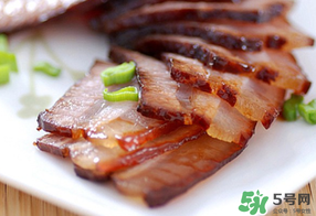 腌肉一斤放多少鹽？腌肉用什么鹽？