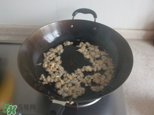熬豬油為什么要加水？熬豬油水放多了怎么辦？