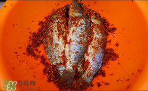 腌魚可以放白酒嗎？腌魚可以放料酒嗎？