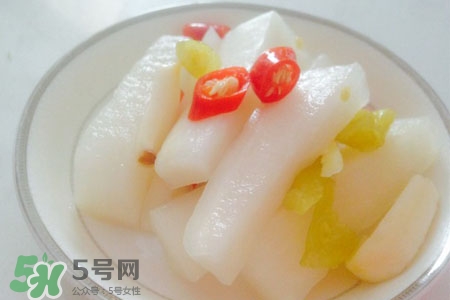 腌蘿卜要放水嗎？腌蘿卜里面加水嗎？