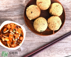 豆腐丸子要用面粉嗎？做豆腐丸子是用面粉還是淀粉？