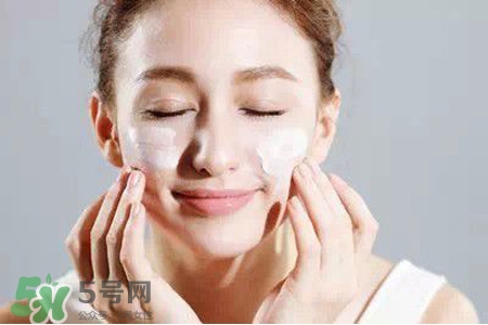 卸妝膏和卸妝油哪個好？卸妝膏和卸妝油的區(qū)別
