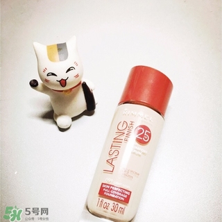 rimmel芮謎粉底液紅瓶藍(lán)瓶哪個好？rimmel粉底液紅藍(lán)瓶對比