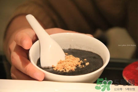 芝麻糊可以加蜂蜜嗎？芝麻糊和蜂蜜能一起吃嗎？