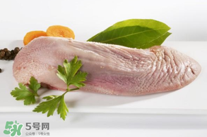 豬舌頭上的白苔怎么撕下來(lái)？豬舌頭上的白苔能吃嗎？