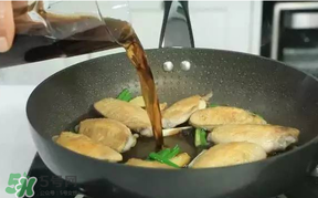 雞翅用熱水焯還是涼水？雞翅焯水冷水下鍋還是熱水？