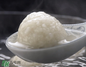 元宵面用涼水還是熱水？元宵是用熱水還是冷水調(diào)面粉？