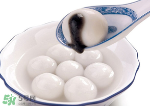 元宵面用涼水還是熱水？元宵是用熱水還是冷水調(diào)面粉？