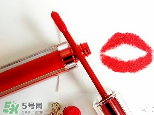 涂唇釉嘴唇干是怎么回事？涂唇釉嘴唇干怎么辦？
