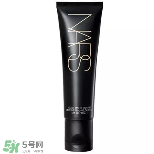 tom ford和nars哪個(gè)好？tom ford和nars唇膏口紅對(duì)比