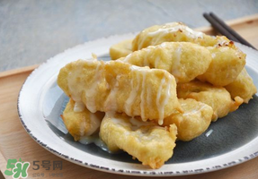炸香蕉外面包裹的是什么？炸香蕉放面粉好還是淀粉？