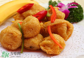 炸香蕉外面包裹的是什么？炸香蕉放面粉好還是淀粉？