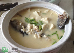 鯽魚湯怎么做才白？鯽魚湯怎么熬成奶白色？