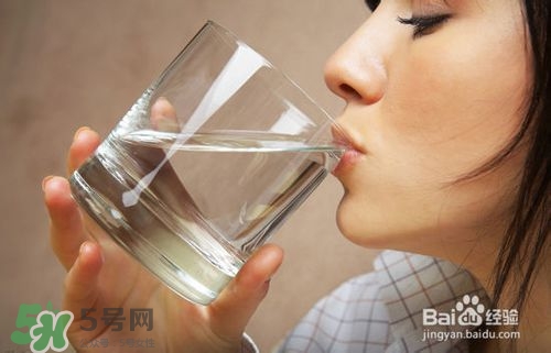 嘴唇干燥是什么原因？嘴唇干裂脫皮怎么辦？