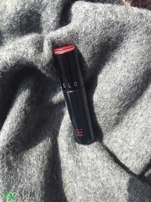 啞光和鏡面口紅哪個(gè)好？啞光口紅和鏡面口紅區(qū)別