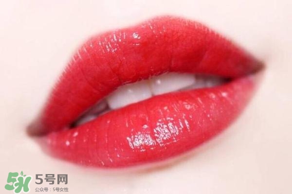 ysl鏡面唇釉和黑管唇釉哪個(gè)好？ysl鏡面唇釉和黑管唇釉區(qū)別