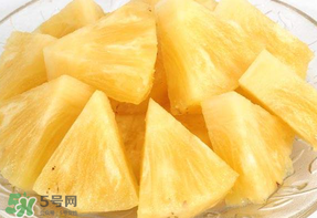 菠蘿削皮可以直接吃嗎？菠蘿削皮直接吃有毒嗎？