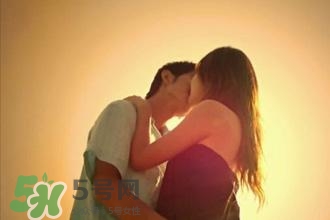男人接吻時在想什么？男人接吻為什么伸舌頭
