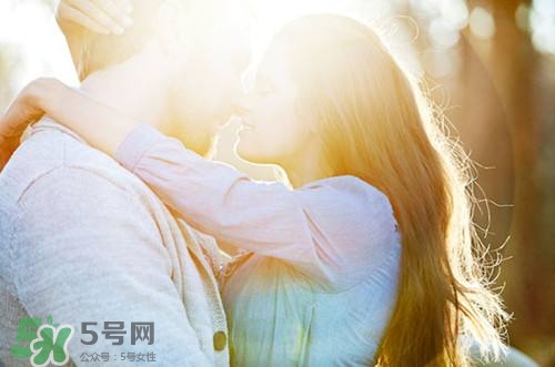 男人接吻時在想什么？男人接吻為什么伸舌頭